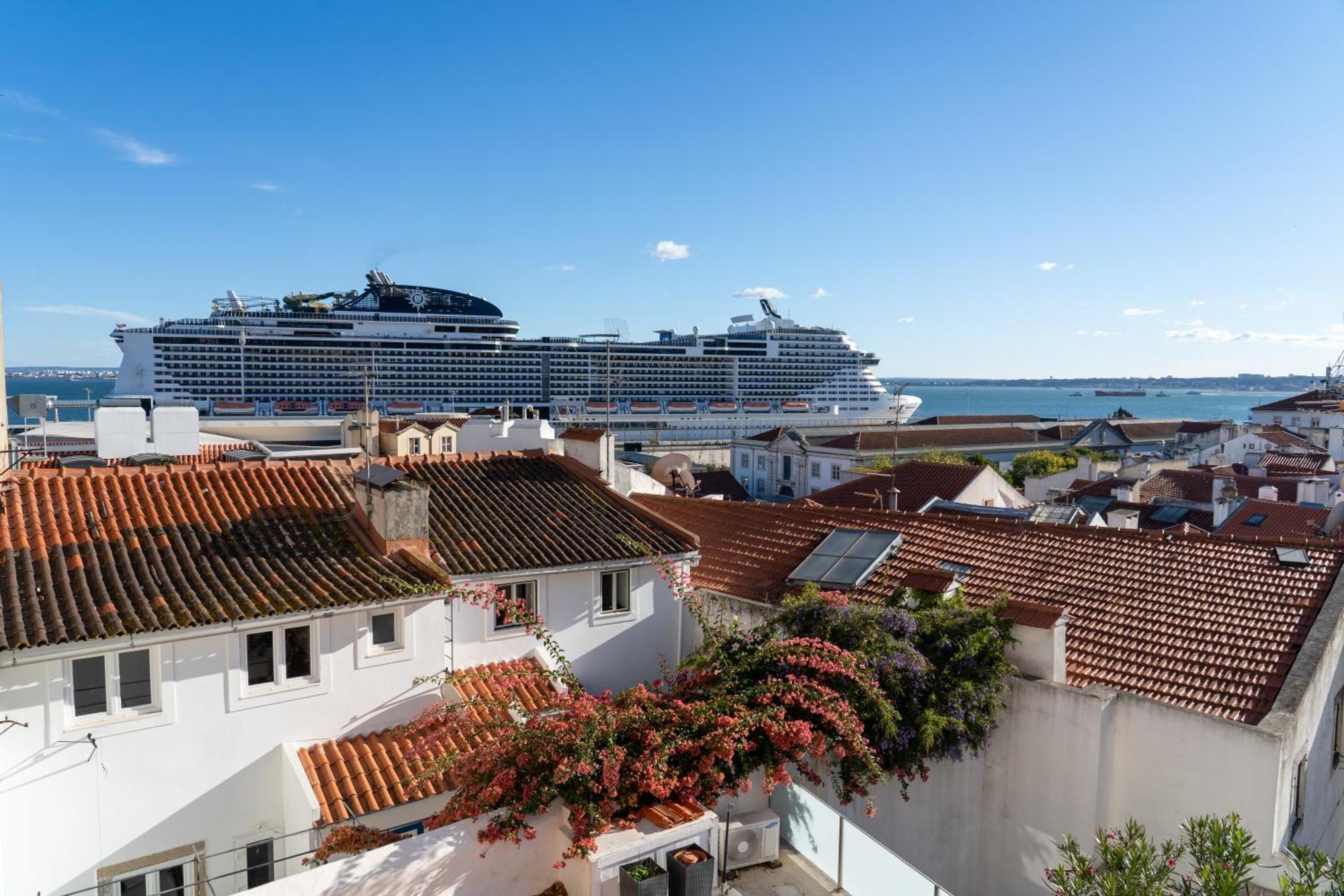 Stunning River View In Historic Alfama * Lissabon